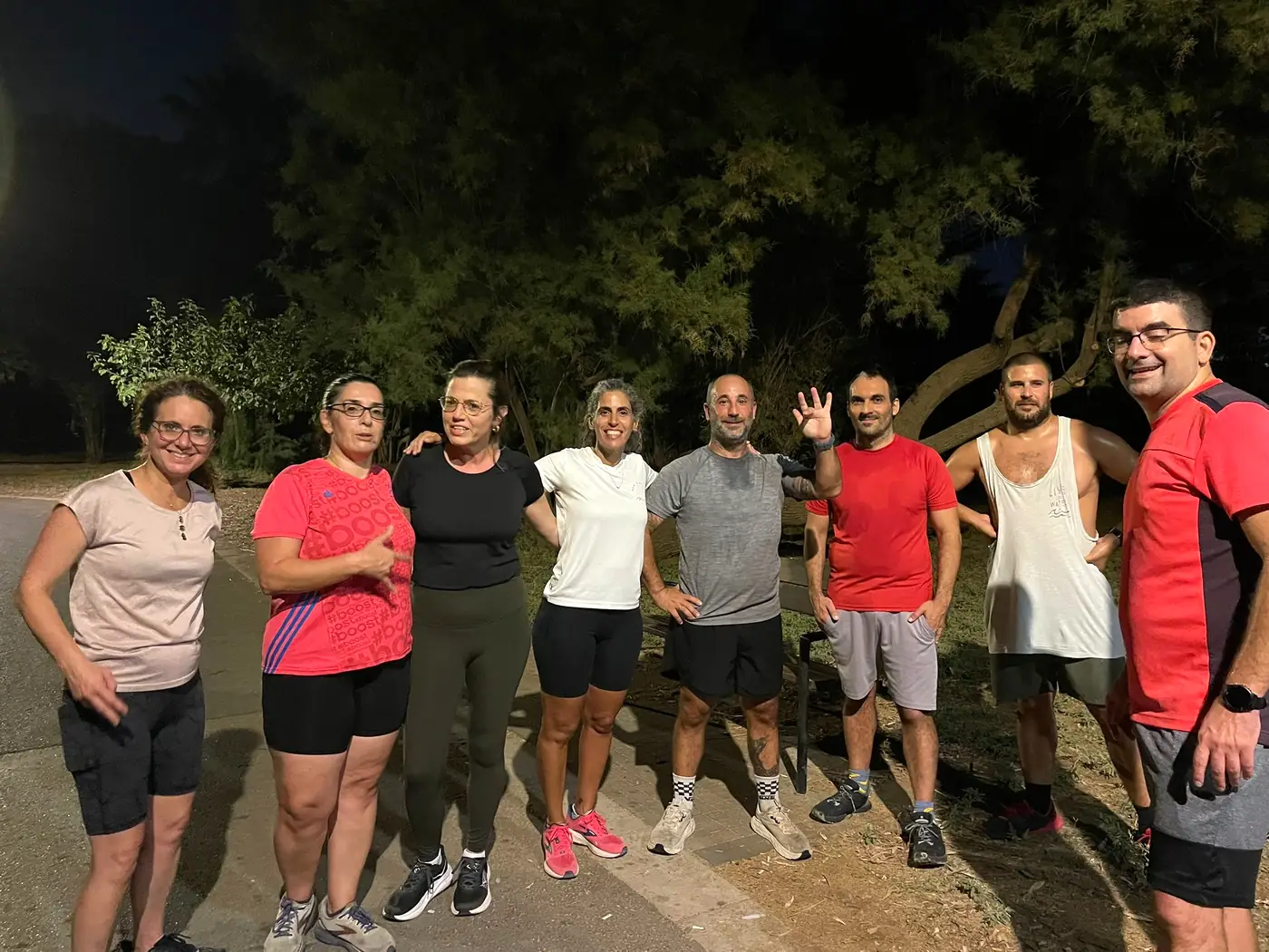חברי הקבוצה בפארק בערב