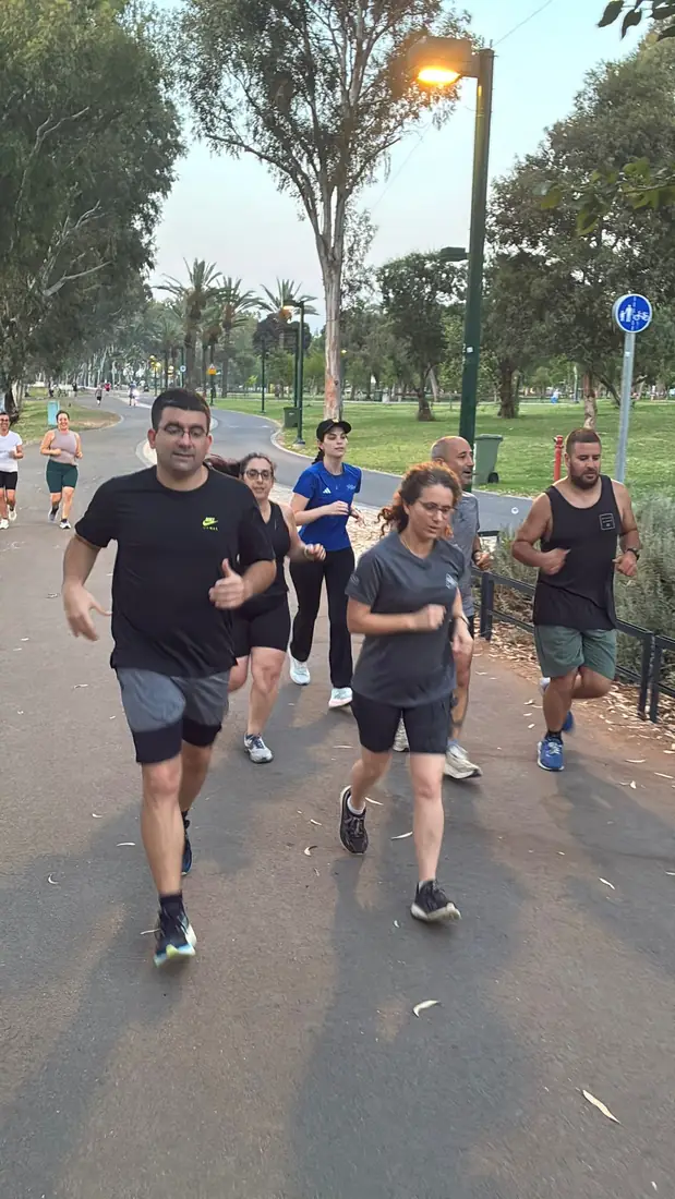 הקבוצה רצה בשביל הירקון